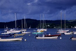 Archipel-des-Comores;-Baie;-Bateaux;-France;-Kaleidos;-Kaleidos-images;-La-parole-à-limage;-Laurent-Abad;-Mayotte;-Mer;-Mouillage;-Océan-Indien;-Orage;-Stories-Pictures;-Voiliers